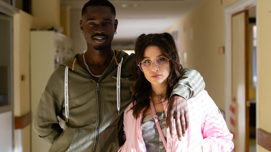 Iván Mendes (Dalmar) e Nadia Al Saidi (Sonia) sul set di Elite 8x05