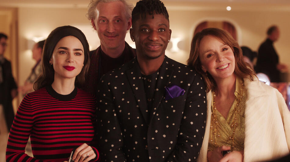 (S-D) Lily Collins come Emily, Bruno Gouery come Luc, Samuel Arnold come Julien, Philippine Leroy-Beaulieu come Sylvie Grateau in Emily in Paris 4x05