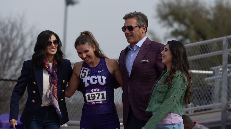 Demi Moore, Dani Raen, Jon Hamm e Rylie Rodriguez in Landman 1x02