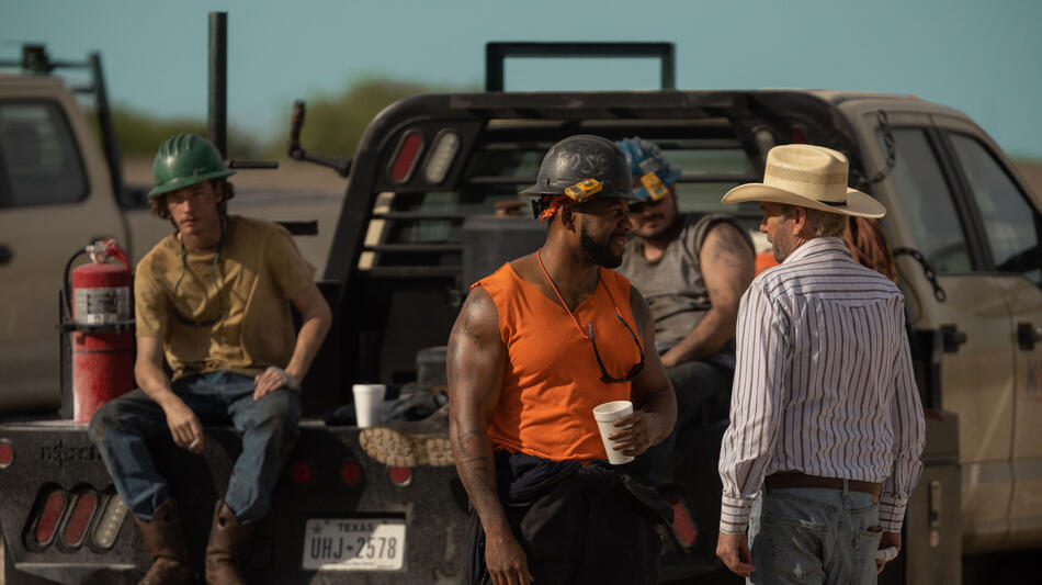 (S-D) Jacob Lofland come Cooper Norris, Mustafa Speaks come Boss e Billy Bob Thornton come Tommy Norris in Landman 1x04