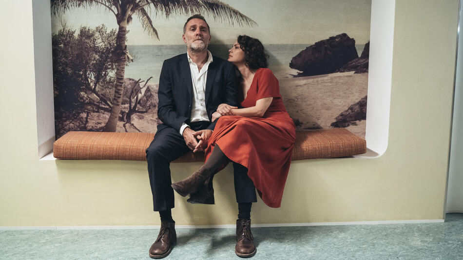 Valerio Mastandrea e Dolores Fonzi in Nonostante di Valerio Mastandrea