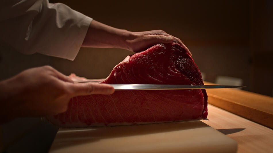 Preparazione del tonno per il sushi in Omnivore 1x02