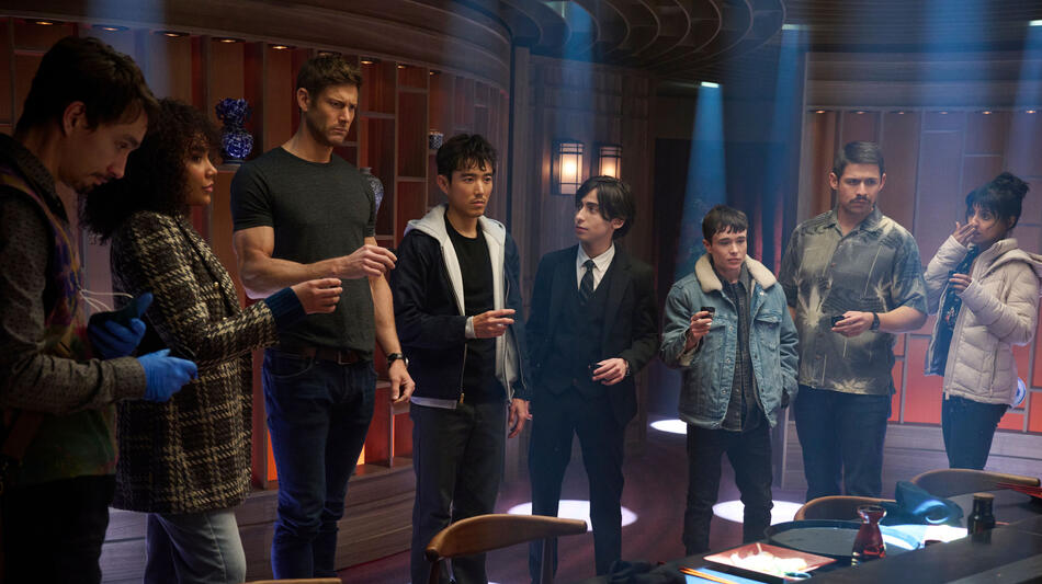 Robert Sheehan, Emmy Raver-Lampman, Tom Hopper, Justin H. Min, Aidan Gallagher, Elliot Page, David Castañeda, Ritu Arya in The Umbrella Academy 4x01