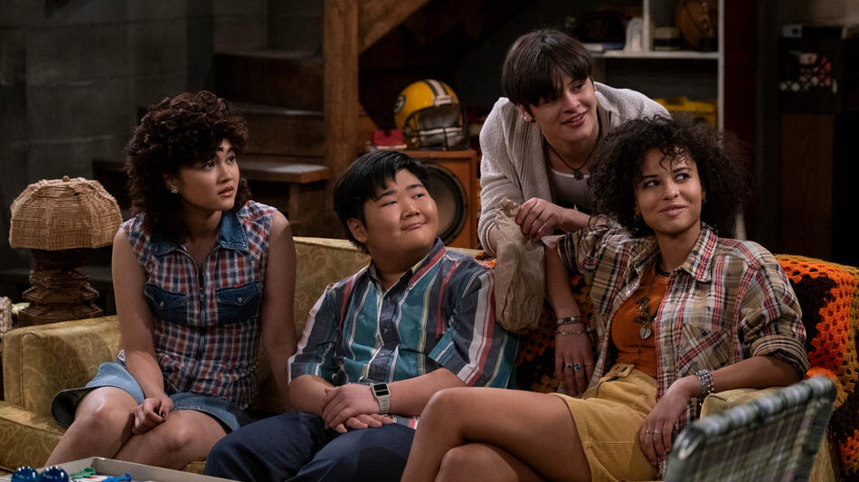 (S-D) Sam Morelos come Nikki, Reyn Doi come Ozzie, Mace Coronel come Jay Kelso, Ashley Aufderheide come Gwen Runck in That '90s Show 1x02