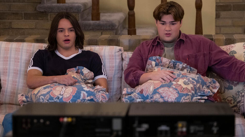 (S-D) Mace Coronel come Jay, Max Donovan come Nate in That '90s Show 2x03