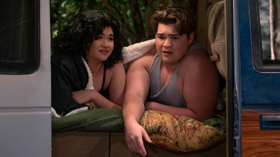 (S-D) Sam Morelos come Nikki, Max Donovan come Nate in That '90s Show