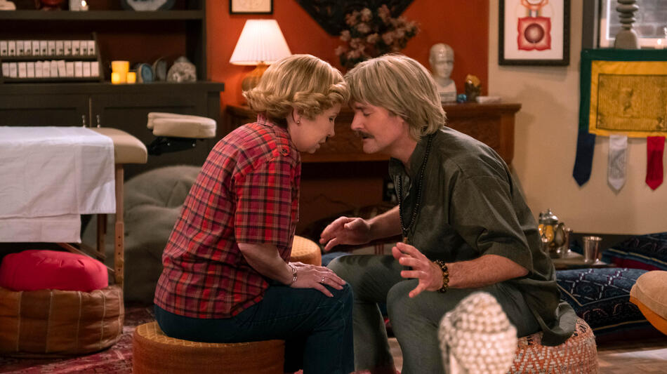(S-D) Debra Jo Rupp come Kitty, Will Forte come Kiefer in That '90s Show 2x06