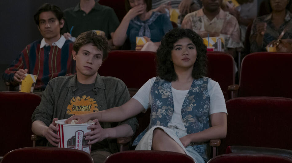 (S-D) Anthony Turpel come Theo, Sam Morelos come Nikki in That '90s Show 3x05