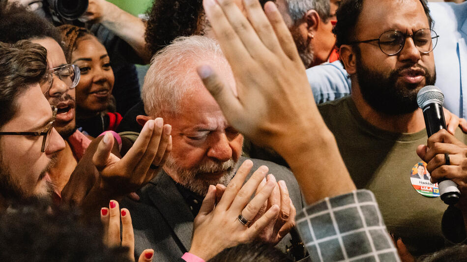 Il candidato presidenziale Luiz Inacio Lula da Silva partecipa a un evento elettorale con leader e sostenitori evangelici a San Paolo, Brasile - Apocalypse in the Tropics - Immagine ufficiale
