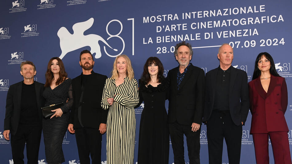 Willem Dafoe, Monica Bellucci, Justin Theroux, Catherine O'Hara, Winona Ryder, Tim Burton, Michael Keaton, Jenna Ortega al Photocall cast del film Beetlejuice Beetlejuice a Venezia 81
