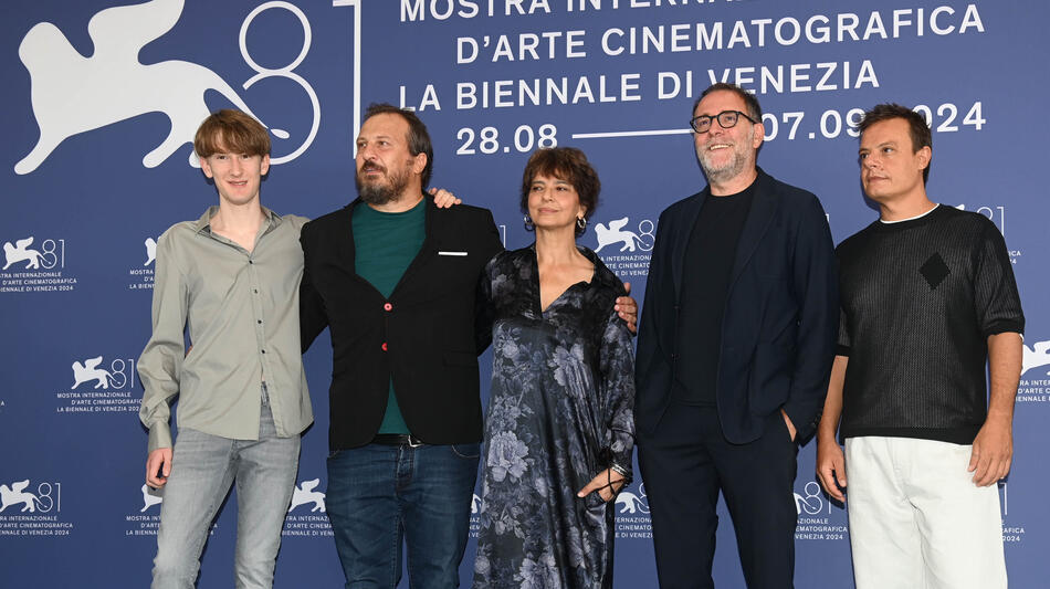 Justin Alexander Korovkin, Giorgio Montanini, Laura Morante, Valerio Mastandrea e Lino Musella al photocall del film Nonostante di Valerio Mastandrea a Venezia 81