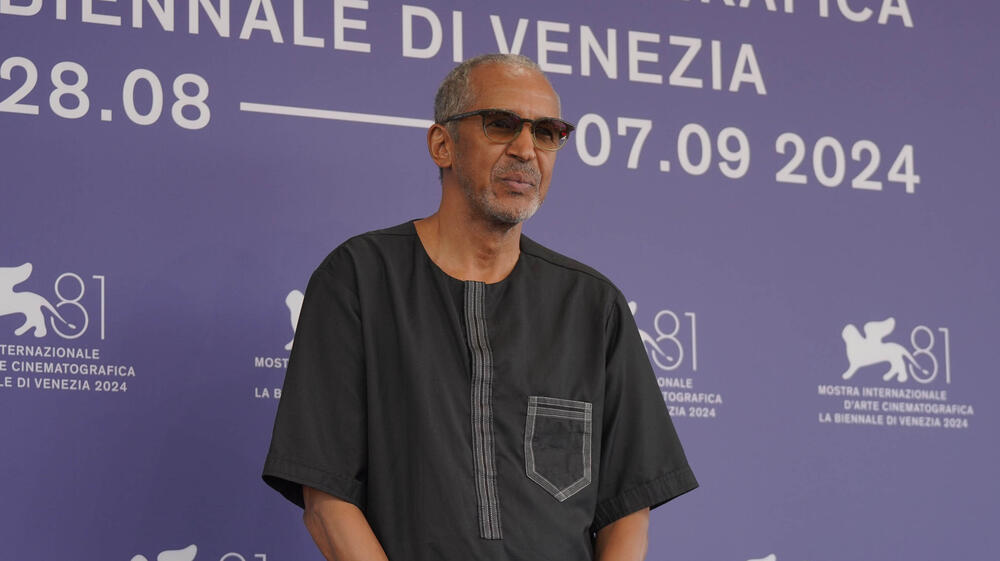Abderrahmane Sissako al photocall delle giurie alla 81a Mostra Internazionale d'Arte Cinematografica della Biennale di Venezia il 28 agosto 2024