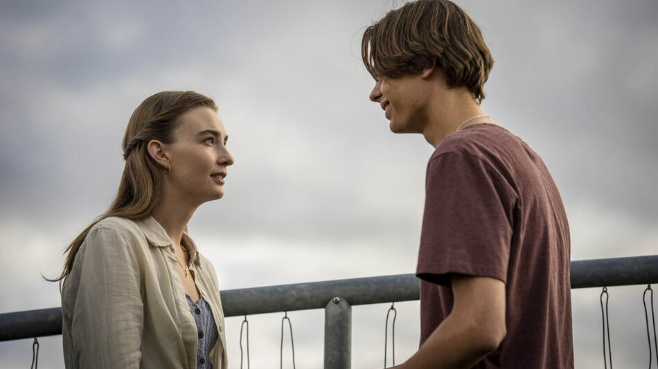 Amaryllis August e Albert Rudbeck Lindhardt in scena dal film Familier som vores di Thomas Vinterberg