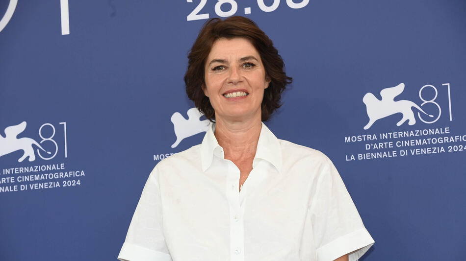 L'attrice Irène Jacob al photocall del film Why War di Amos Gitai a Venezia 81 il 31 agosto 2024