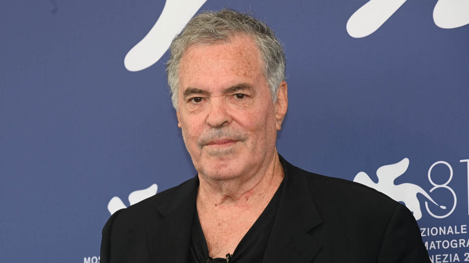 Il regista Amos Gitai al photocall del film Why War a Venezia 81 il 31 agosto 2024