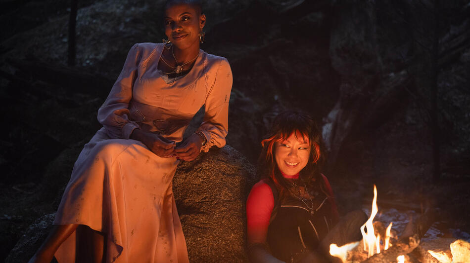 (S-D): Jennifer Kale (Sasheer Zamata) e Ali Ahn (Alice Wu-Gulliver) in Agatha All Along 1x05