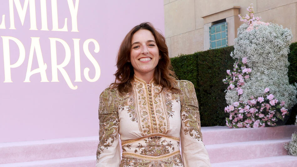 Alison Brown attende la premiere della stagione 4 di Emily In Paris presso il The Egyptian Theater il 14 agosto 2024 in Los Angeles