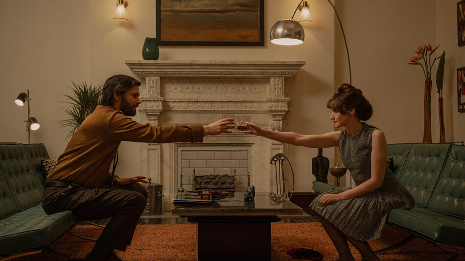 (S-D) Jim Sturgess come Alan Marchand e Julia Garner come Terry Gionoffrio in Appartamento 7a