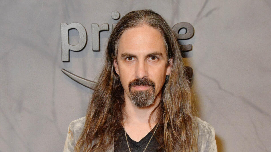 Il compositore Bear McCreary partecipa all'evento di anteprima de Il Signore degli Anelli: Gli Anelli del Potere S2 al SDCC il 25 luglio 2024 a San Diego, California