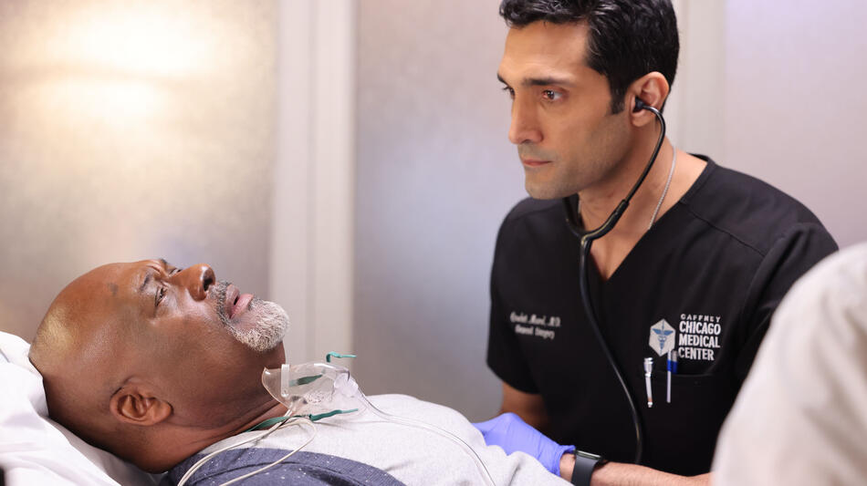 (S-D) Gregory Alan Williams come Bert Goodwin, Dominic Rains come Dr. Crockett Marcel in Chicago Med 11x12