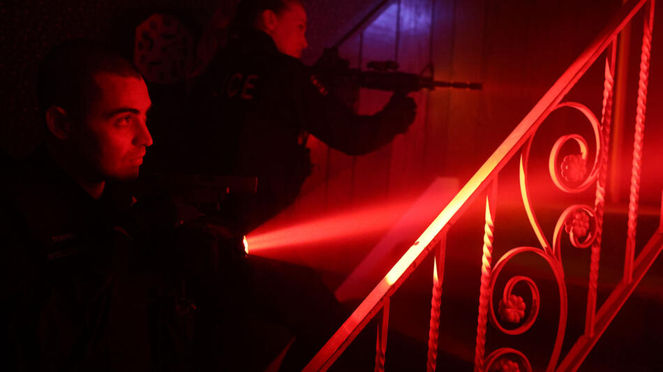 (S-D) Benjamin Levy Aguilar come Dante Torres, Tracy Spiridakos come Hailey Upton in Chicago P.D. 11x10