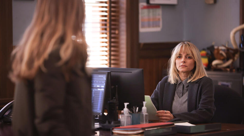 (S-D) Tracy Spiridakos come Hailey Upton, Bojana Novakovic come Josephine Petrovic in Chicago P.D. 11x08