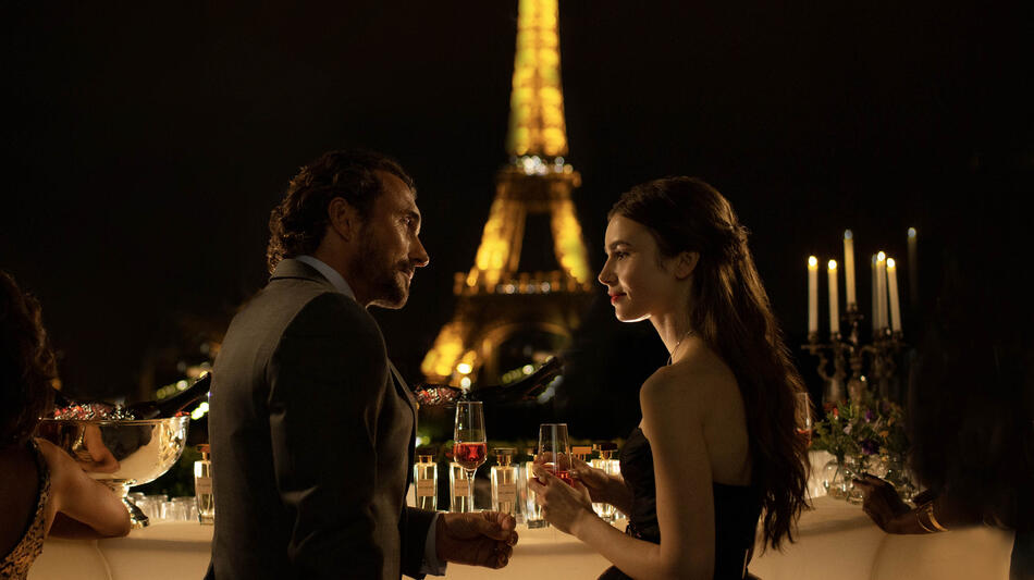 (S-D) William Abadie come Antoine Lambert e Lily Collins come Emily in Emily in Paris 1x02