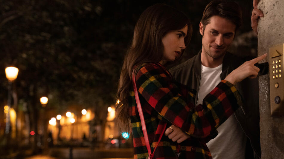 (S-D) Lily Collins come Emily e Lucas Bravo come Gabriel in Emily in Paris 1x05