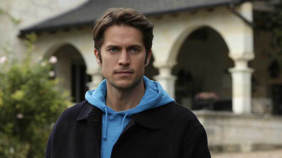 Lucas Bravo come Gabriel in Emily in Paris 1x08