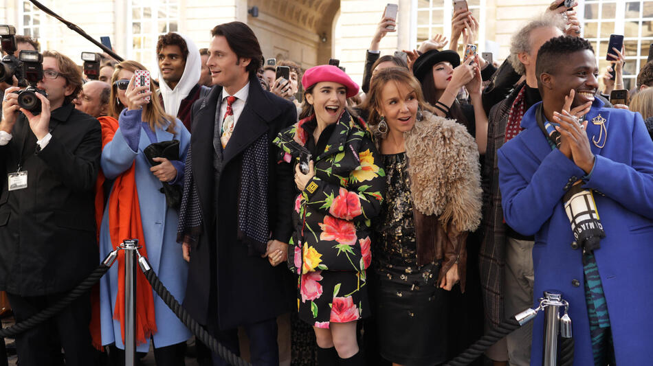 (S-D) William Abadie come Antoine, Lily Collins come Emily, Philippine Leroy-Beaulieu come Sylvie e Samuel Arnold come Luke in Emily in Paris 1x10