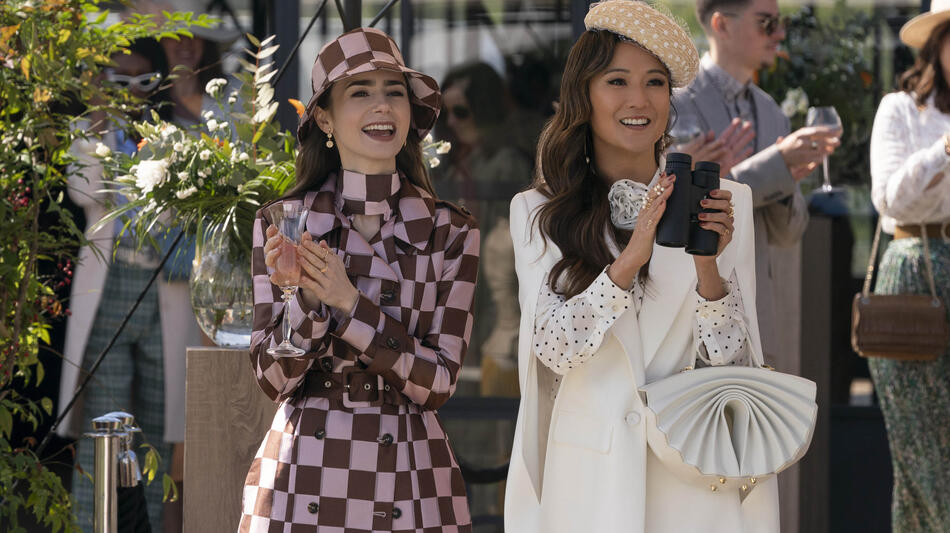 (S-D) Lily Collins come Emily, Ashley Park come Mindy in Emily in Paris 4x08