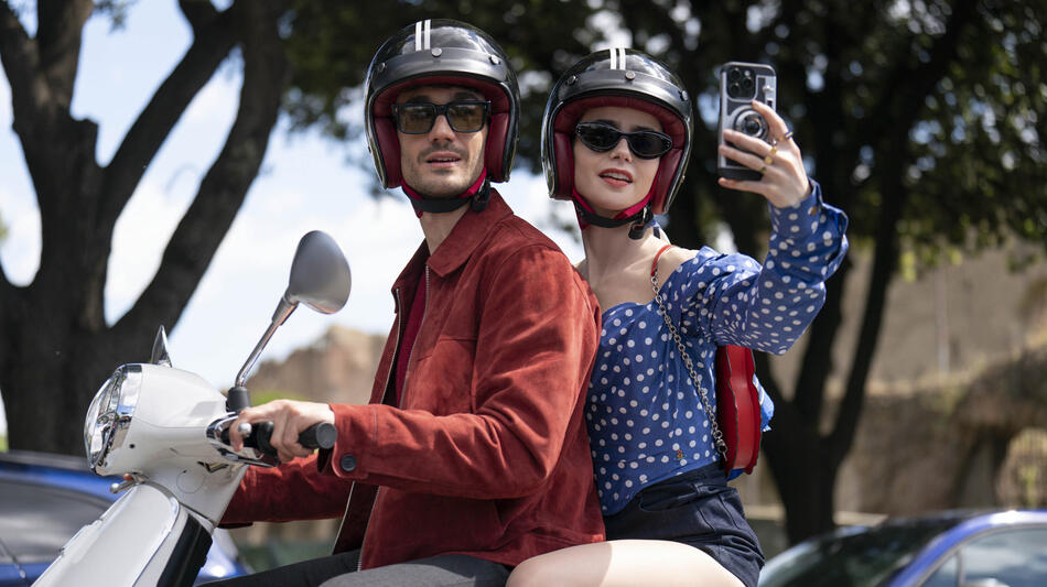 (S-D) Eugenio Franceschini come Marcello, Lily Collins come Emily in Emily in Paris 4x09