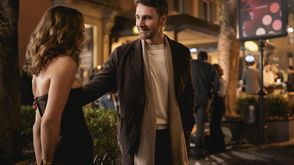 (S-D) Philippine Leroy-Beaulieu come Sylvie Grateau, Raoul Bova come Giancarlo in Emily in Paris 4x10