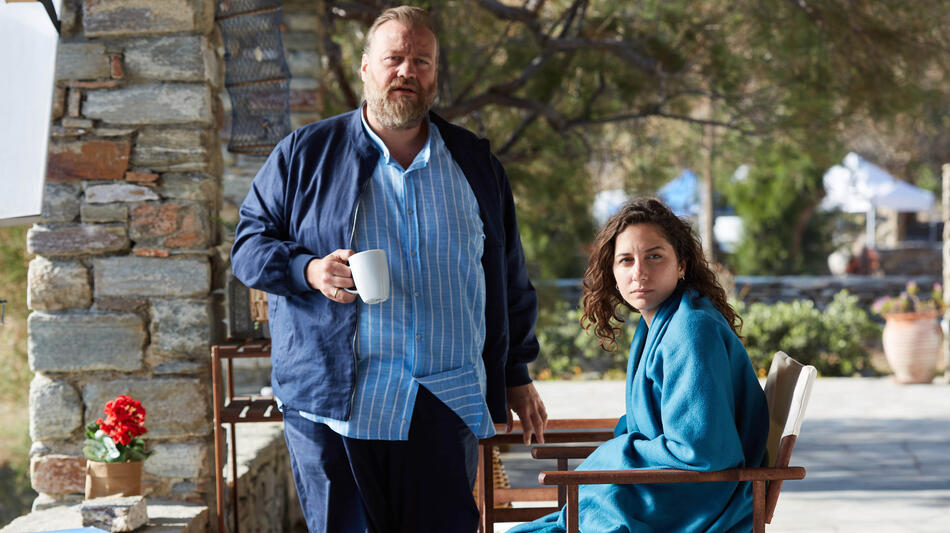 Stefano Fresi e Blu Yoshimi in Kostas 1x01