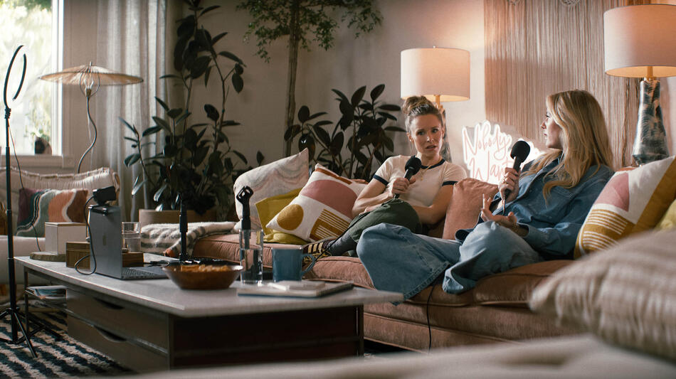 (S-D) Kristen Bell come Joanne, Justine Lupe come Morgan in Nobody Wants This 1x01