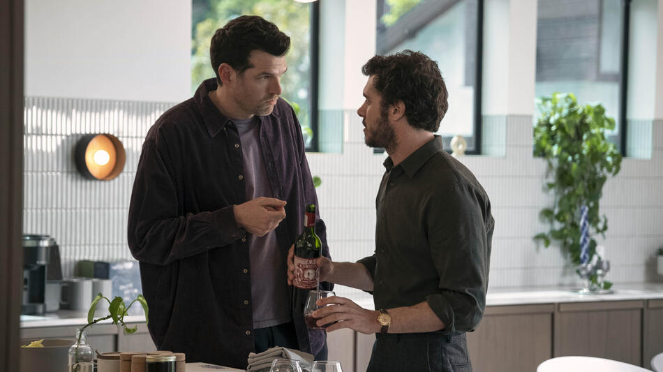Timothy Simons come Sasha, Adam Brody come Noah in Nobody Wants This 1x08