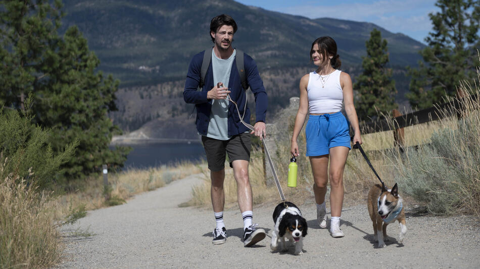 Grant Gustin come Max, Essy come Chloe, Lucy Hale come Nicole, e Fancypants come Channing Tatum in Puppy Love