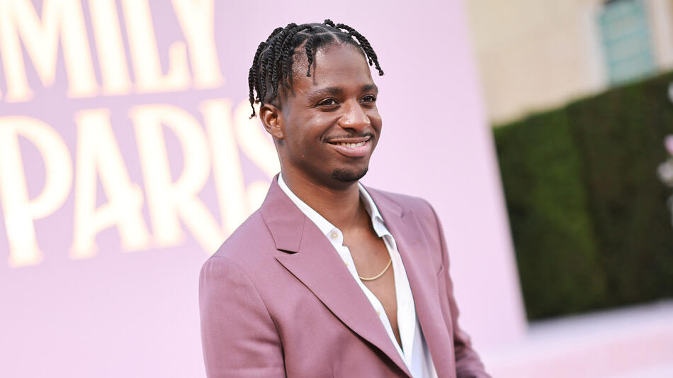 Samuel Arnold attende la premiere della stagione 4 di Emily In Paris presso il The Egyptian Theater il 14 agosto 2024 in Los Angeles