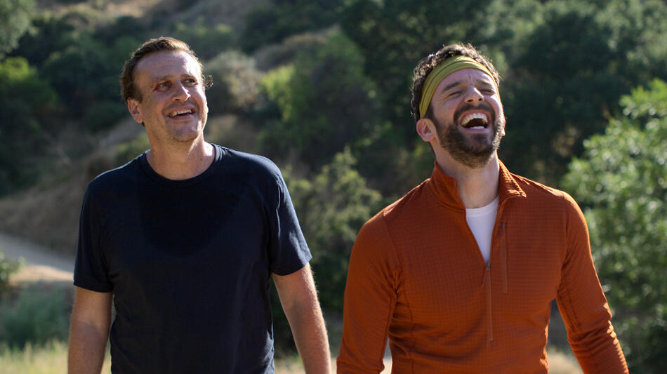 Jason Segel e Michael Urie in Shrinking 1x03