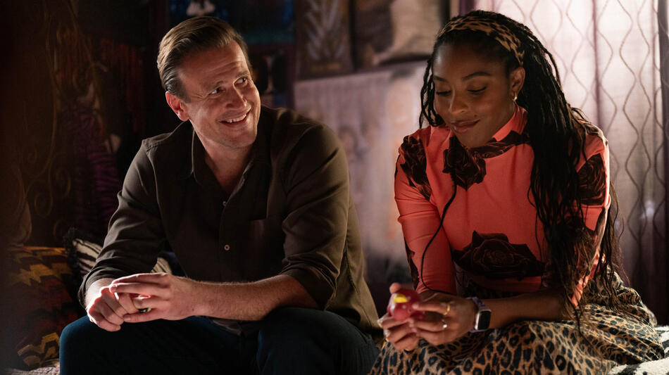 Jason Segel e Jessica Williams in Shrinking 2x05
