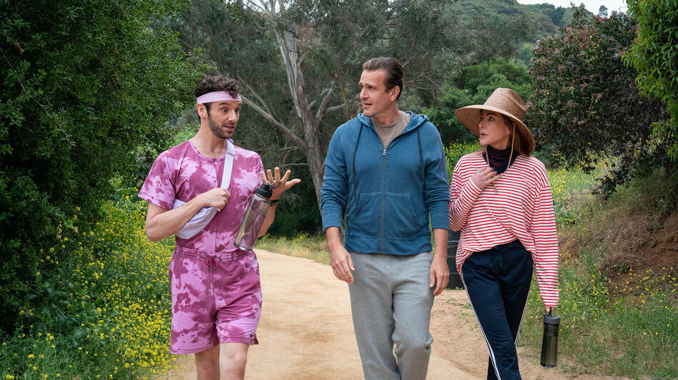 Michael Urie, Jason Segel e Christa Miller in Shrinking 2x09