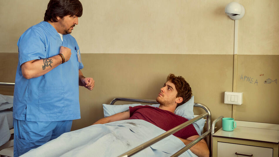 (S-D) Ricky Memphis come Pino, Federico Cesari come Daniele in Tutto Chiede Salvezza 1x01