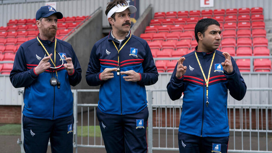 Brendan Hunt, Jason Sudeikis e Nick Mohammed in Ted Lasso 2x01