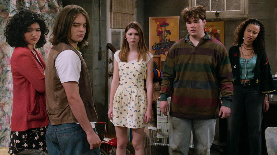 (S-D) Sam Morelos come Nikki, Mace Coronel come Jay, Callie Haverda come Leia, Max Donovan come Nate, Ashley Aufderheide come Gwen in That '90s Show 2x02