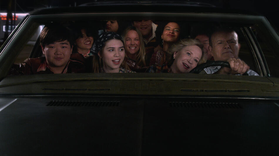 (S-D) Reyn Doi come Ozzie, Sam Morelos come Nikki, Callie Haverda come Leia, Mace Coronel come Jay, Andrea Anders come Sherri, Max Donovan come Nate, Ashley Aufderheide come Gwen, Debra Jo Rupp come Kitty, Don Stark come Bob, Kurtwood Smith come Red in episode 306 of That '90s Show