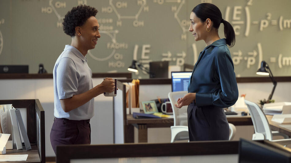 (S-D) Aaron Branch come Malcolm, Sian Clifford come Anna in Unstable 1x02