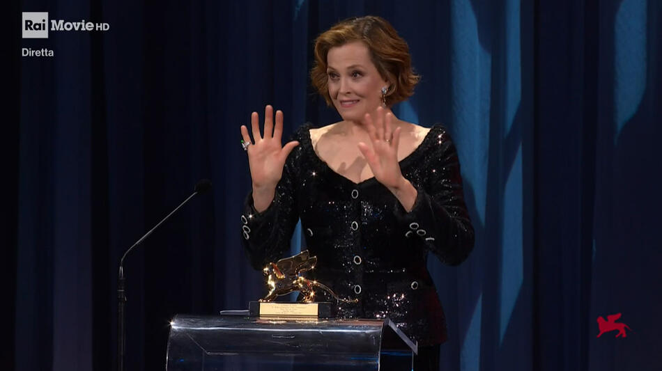 Venezia 81, Sigourney Weaver riceve il Leone d'Oro alla Carriera durante la cerimonia d'apertura