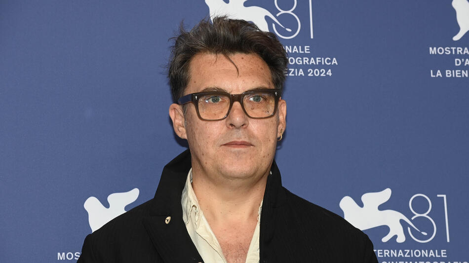 Il regista Joe Wright al photocall di M - Il figlio del secolo a Venezia 81 il 5 settembre 2024