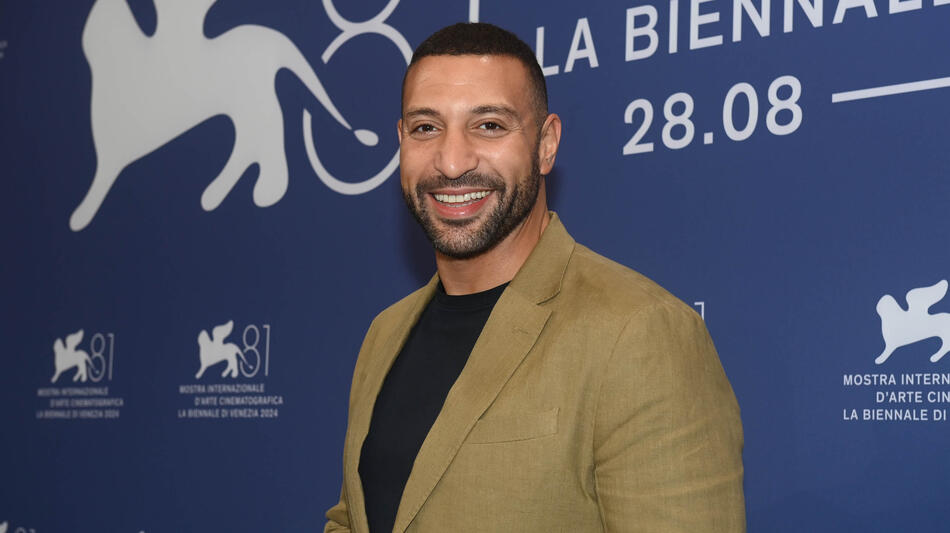 L'attore Nidhal Saadi al photocall di Aïcha di Mehdi Barsaoui a Venezia 81 il 5 settembre 2024