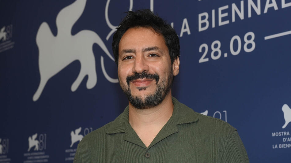Il regista Mehdi Barsaoui al photocall di Aïcha a Venezia 81 il 5 settembre 2024